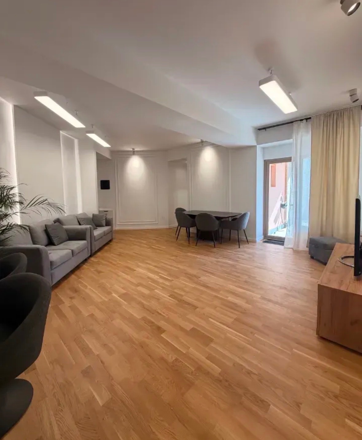 3 bedroom apartment on Leo Street — photo 1